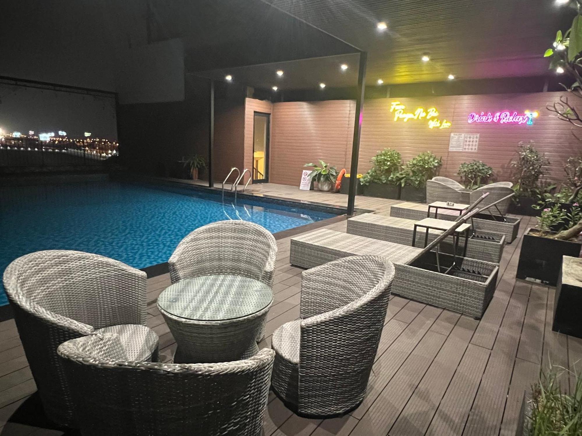 Paragon Noi Bai Hotel & Pool Hanoi Exterior foto